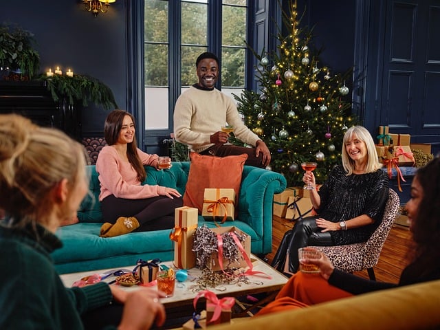 famille à noel avec leurs cadeaux